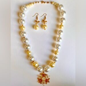 White and Gold Pearl Necklace with Elegant Pendant